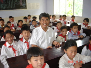 (20250123_20050616_中国_小学校開講.JPG)